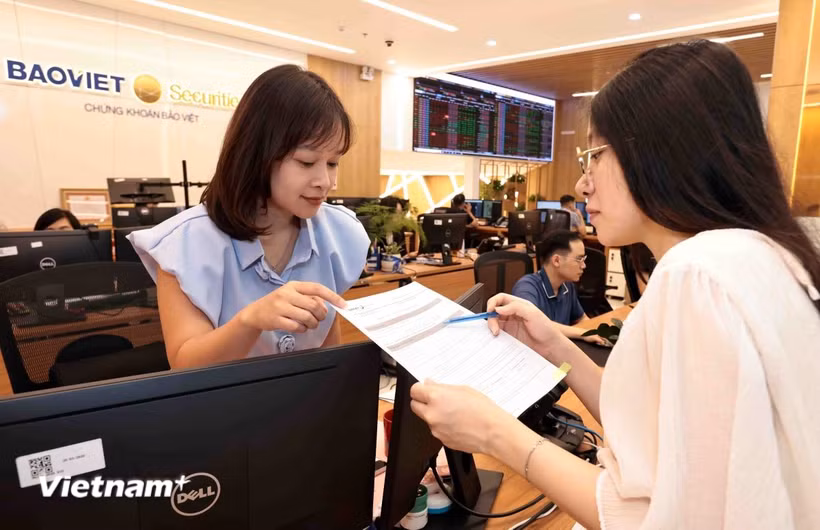 Khách hàng giao dịch tại Công ty Chứng khoán Bảo Việt. (Ảnh: Trần Việt/TTXVN)