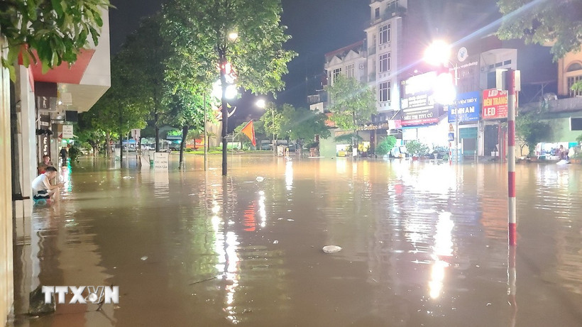 Thành phố Thái Nguyên ngập sâu do mưa lớn khiến phương tiện không thể lưu thông, tháng 6/2025. (Ảnh: Trần Trang/TTXVN)