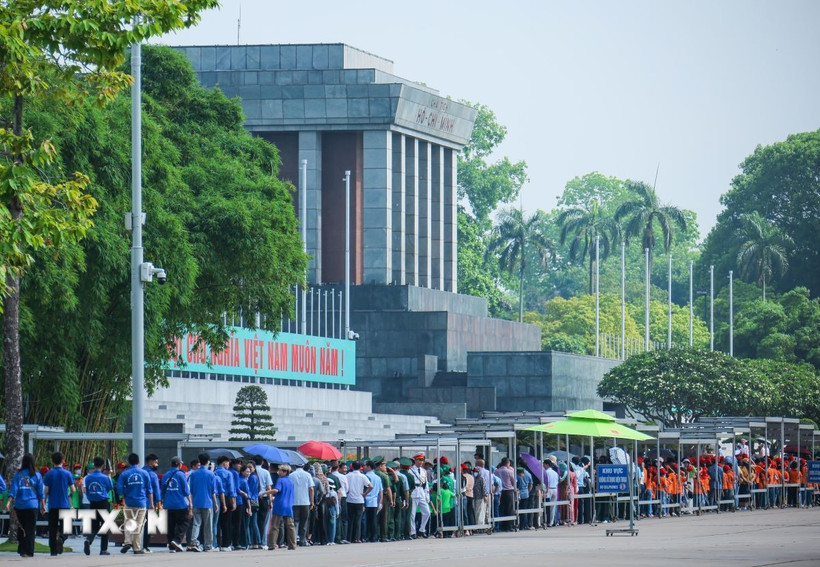 Đông đảo người dân và du khách vào Lăng viếng Chủ tịch Hồ Chí Minh, sáng 17/5. (Ảnh: Hoàng Hiếu/TTXVN)