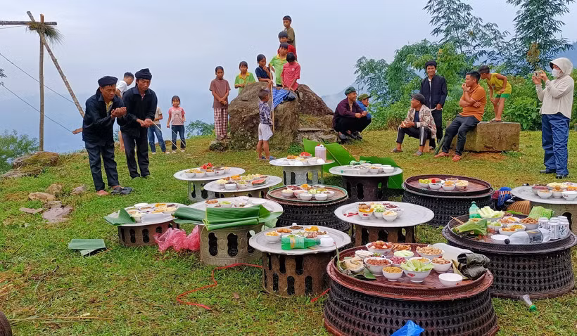 Thực hành nghi lễ cúng linh thiêng. (Ảnh: Cổng Thông tin điện tử xã Trịnh Tường)