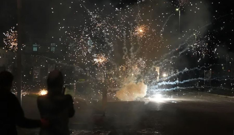 Pháo hoa được ném vào cảnh sát tại Khách sạn Citywest. (Ảnh: PA)