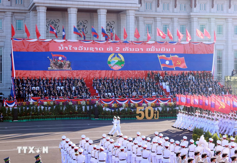 Lễ kỷ niệm, diễu binh, diễu hành chào mừng 50 năm Quốc khánh nước Cộng hòa Dân chủ Nhân dân Lào. (Ảnh: Thống Nhất/TTXVN)