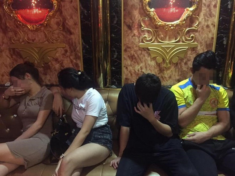 Nhóm đối tượng sử dụng ma tuý trong một quán karaoke bị Công an Hà Nội phát hiện bắt giữ. (Ảnh: Công an cung cấp)