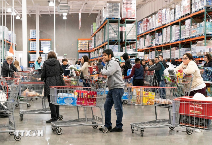 Người dân mua sắm tại siêu thị ở San Mateo, California, Mỹ. (Ảnh: THX/TTXVN)