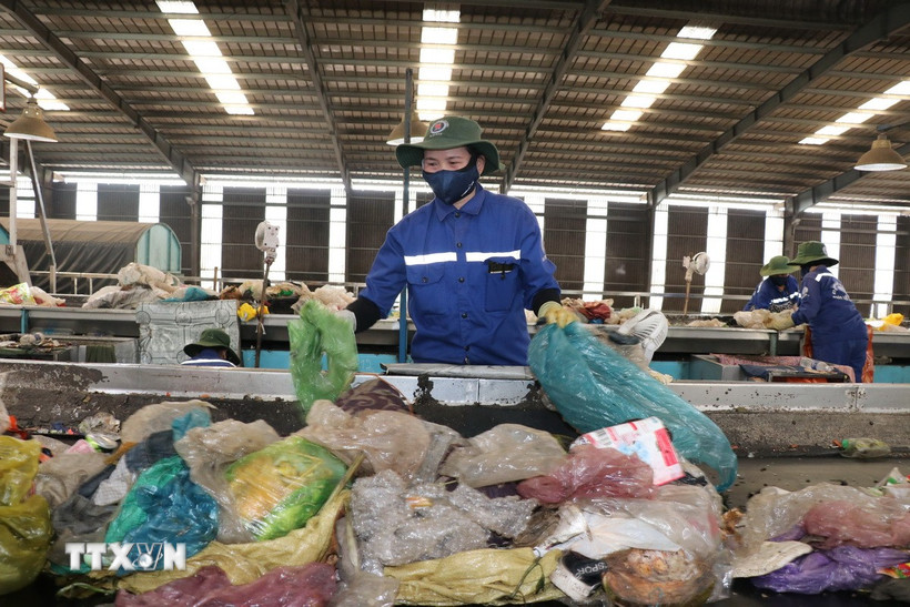 Một dây chuyền phân loại rác để tái chế. (Ảnh: Dương Chí Tưởng/TTXVN)