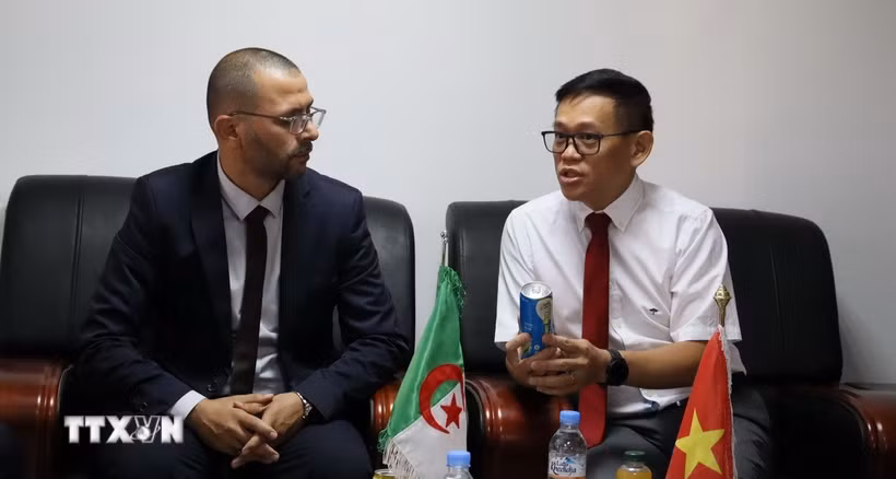 Đại sứ Trần Quốc Khánh và ông Abdelkader Toumi, Chủ tịch Phòng Thương mại và Công nghiệp tỉnh Batna. (Ảnh: Mạnh Hùng/TTXVN)
