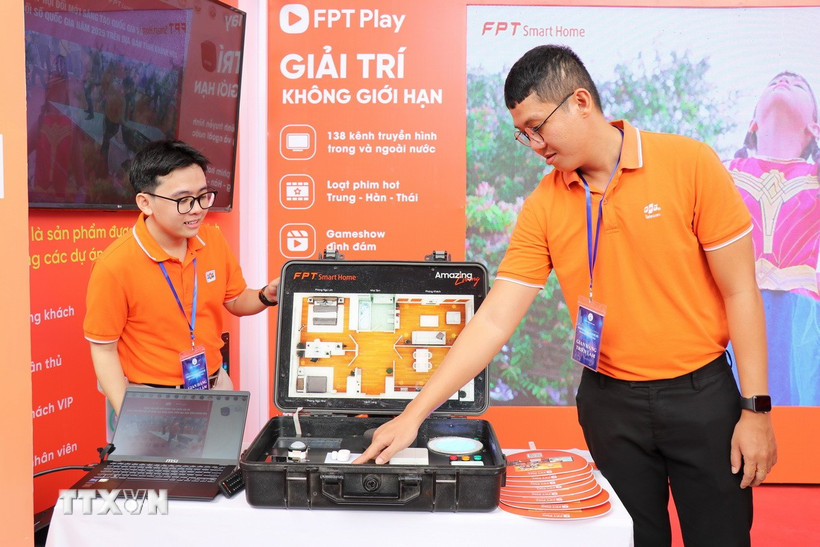 Doanh nghiệp giới thiệu các giải pháp, thiết bị và dịch vụ thông minh giúp kết nối và tự động hóa điều khiển các thiết bị trong ngôi nhà tại một sự kiện khoa học-công nghệ được tỉnh Khánh Hòa tổ chức. (Ảnh: Nguyễn Thành/TTXVN)