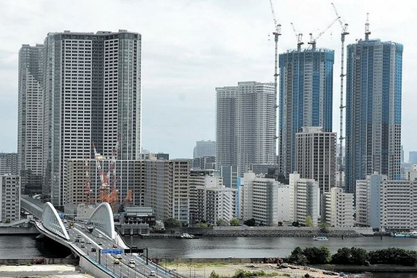 Các tòa nhà chung cư cao tầng tại khu vực ven sông thuộc quận Chuo, Tokyo. (Ảnh: asahi)