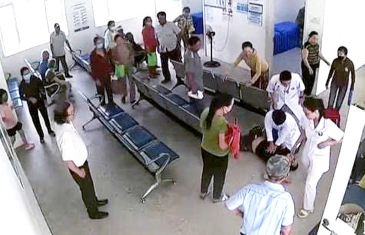 Sơ cứu bệnh nhân P. bị ngưng tim ngay tại chỗ phòng khám nội tim mạch. (Ảnh: Bệnh viện Đa khoa Trung ương Quảng Nam)