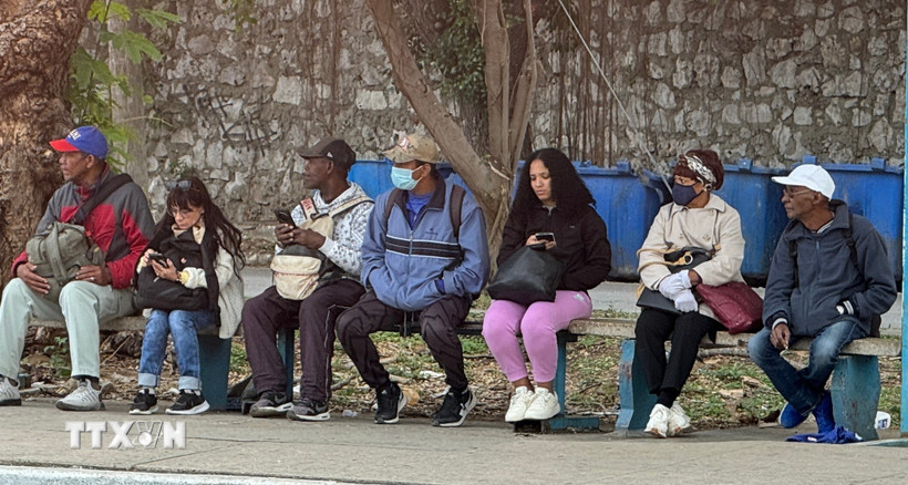 Người dân thủ đô La Habana tại một bến xe buýt. (Ảnh: Việt Hùng/TTXVN)