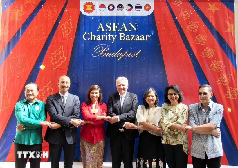 Đại sứ Bùi Lê Thái tham gia chụp ảnh lưu niệm cùng ông István Jakab, Phó Chủ tịch Quốc hội Hungary và đại sứ các nước ASEAN. (Ảnh: TTXVN phát)