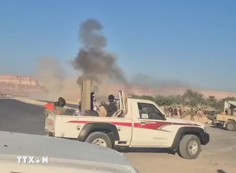 Khói bốc lên sau các cuộc không kích tại thành phố Mukalla, thủ phủ tỉnh Hadramawt, Yemen ngày 26/12/2025. (Ảnh: THX/TTXVN)