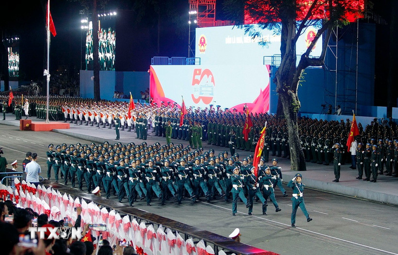 Các khối của Lực lượng Quân đội nhân dân tham gia sơ duyệt lễ diễu binh, diễu hành kỷ niệm 50 năm Ngày Giải phóng miền Nam thống nhất đất nước. (Ảnh: Thanh Vũ/TTXVN)