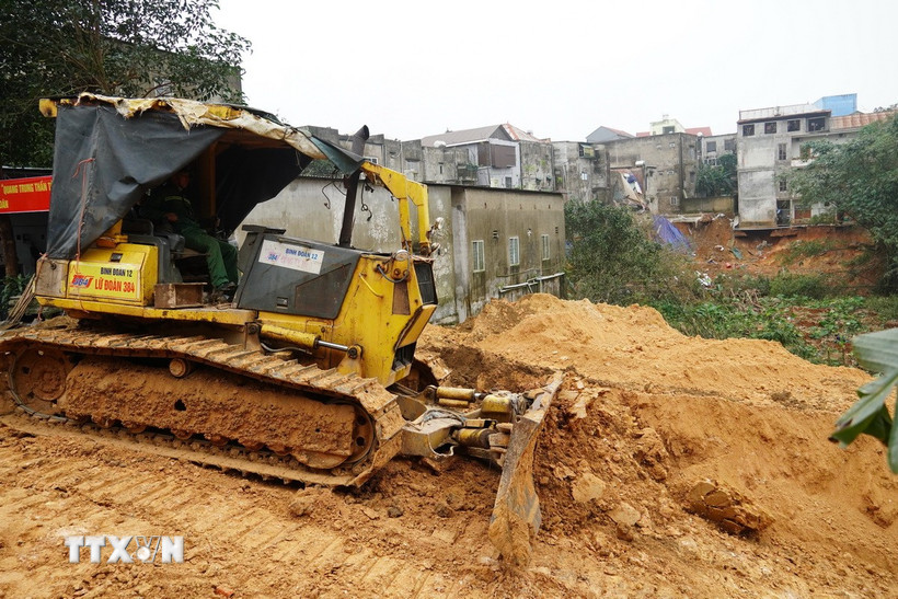 Khẩn trương thi công công trình khẩn cấp, chống sụt trượt tại khu dân cư đường Hùng Vương, xã Khe Sanh (Quảng Trị). (Ảnh: TTXVN phát)