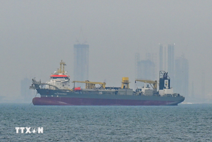Tàu thương mại thả neo ngoài khơi Dubai, Các tiểu vương quốc Arab thống nhất (UAE) khi tuyến hàng hải qua eo biển Hormuz bị gián đoạn do xung đột, ngày 2/3/2026. (Ảnh: AA/TTXVN)