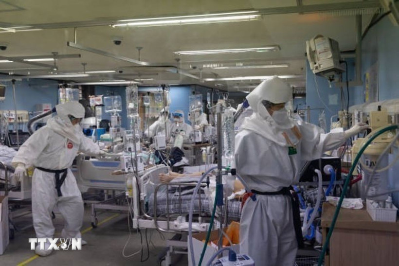 Nhân viên y tế điều trị cho bệnh nhân COVID-19 tại bệnh viện ở Gyeonggi, Hàn Quốc ngày 16/12/2021. (Ảnh: Getty Images/TTXVN)