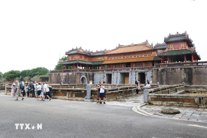 Những vị khách quốc tế đầu tiên tham quan Đại Nội Huế sáng 4/11, khi nơi này mở cửa trở lại sau các đợt lũ lớn. (Ảnh: Nguyên Lý/TTXVN)