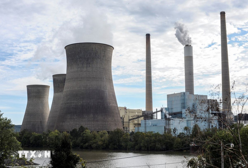 Khí thải phát ra từ nhà máy điện ở Winfield, Tây Virginia, Mỹ. (Ảnh: AFP/TTXVN)