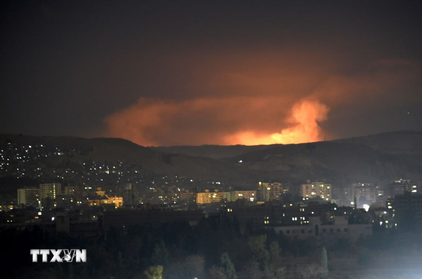 Khói bốc lên sau các cuộc không kích của Israel xuống Syria. (Ảnh minh họa. THX/TTXVN)