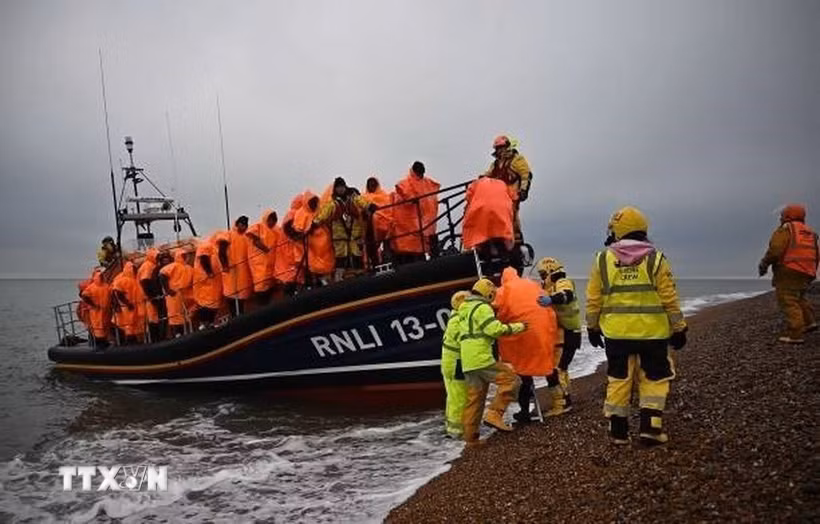 Người di cư được đưa tới bờ biển ở Dungeness, Đông Nam Anh, sau khi được giải cứu trên biển. (Ảnh: Getty Images/ TTXVN)