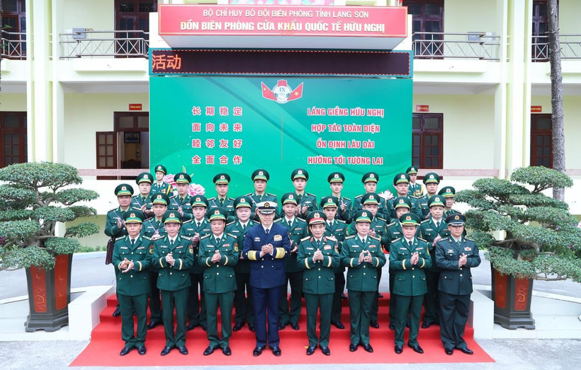 Bộ trưởng Bộ Quốc phòng hai nước cùng các đại biểu thăm Đồn Biên phòng Cửa khẩu Quốc tế Hữu Nghị (Ảnh: báo Biên phòng)