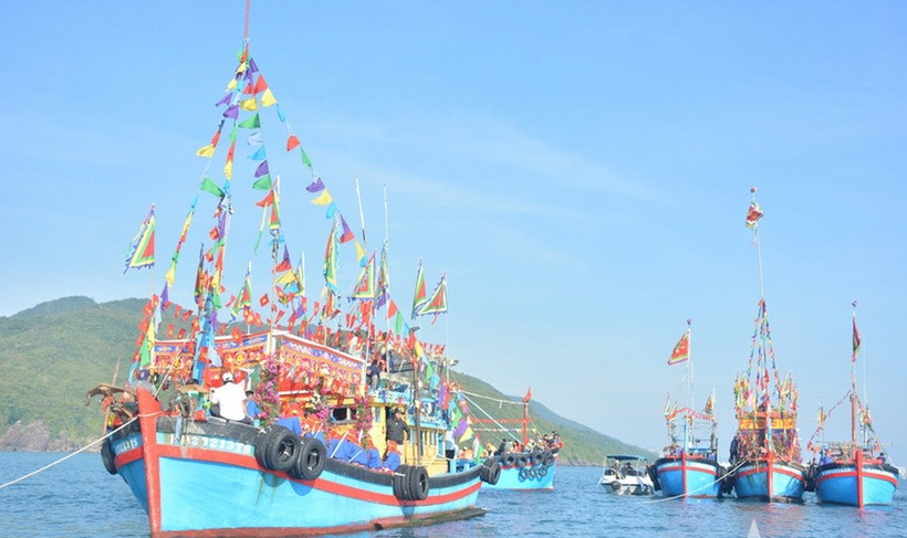 Lan tỏa giá trị văn hóa vùng biển qua Lễ hội Cầu ngư đình Trường Đông Đoàn ghe dừng lại tại khu vực Mũi Phủ Ông trước giờ làm lễ. (Ảnh: Báo Quân đội Nhân dân)