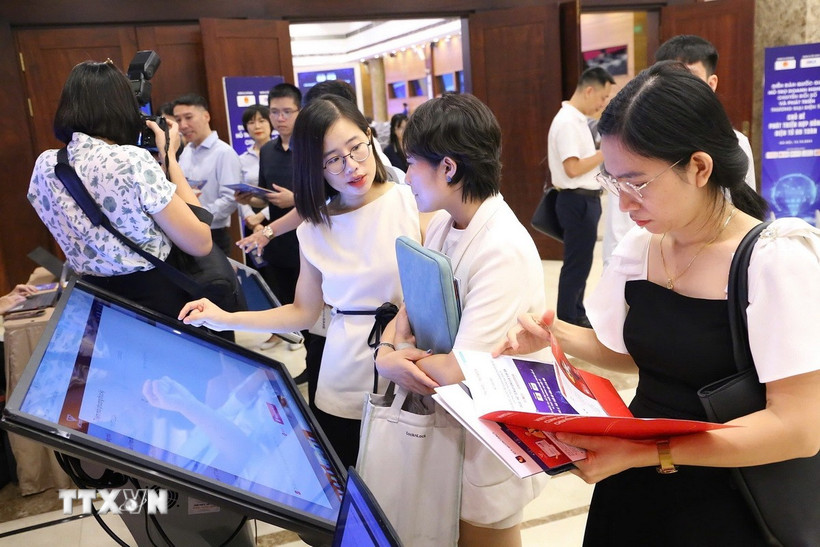 Đại biểu tại một diễn đàn trải nghiệm về chuyển đổi số. (Ảnh: Hà Anh/TTXVN phát)