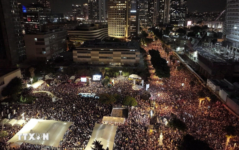 Đám đông khổng lồ người biểu tình tại trung tâm Tel Aviv tối 17/8. (Ảnh TTXVN phát)