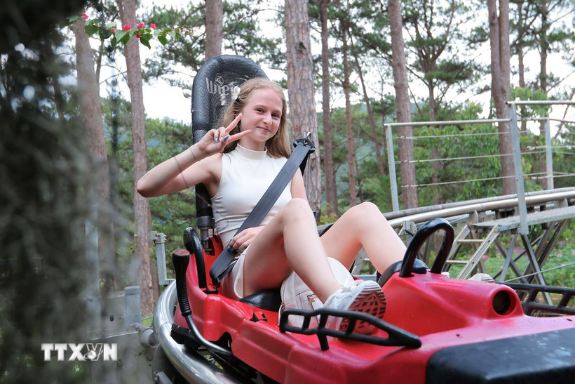 Du khách quốc tế trải nghiệm xe trượt núi (Alpine Coaster) dài khoảng 2.400m. (Ảnh: Hoàng Hiếu/TTXVN)