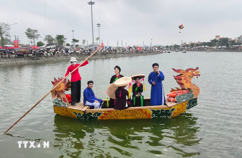 Hát quan họ trên thuyền là nét đẹp văn hóa tại hội Lim, Bắc Ninh. (Ảnh: Thanh Thương/TTXVN)
