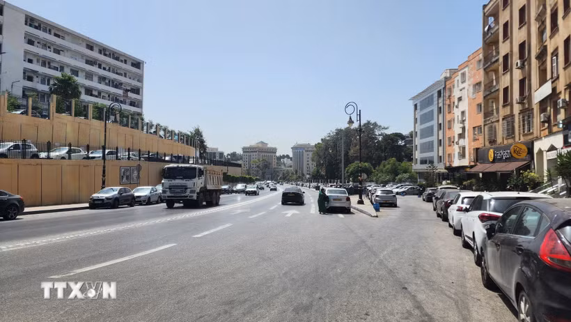 Nắng chói chang giữa trưa ở thủ đô Algiers. (Ảnh: Mạnh Hùng/TTXVN)
