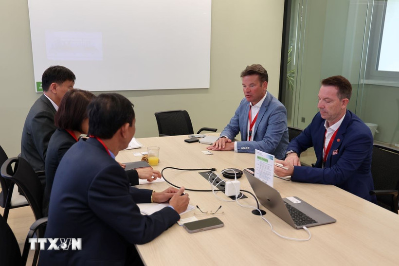 Hoạt động xúc tiến thương mại song phương bên lề cuộc tọa đàm. (Ảnh: Anh Hiển/TTXVN)