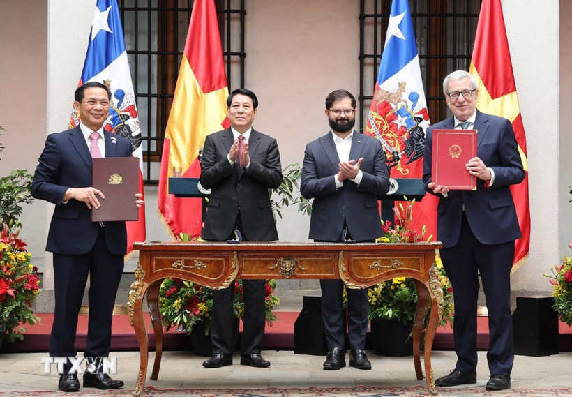 Chủ tịch nước Lương Cường và Tổng thống Chile Gabriel Boric Font chứng kiến lễ ký Tuyên bố chung Việt Nam - Chile giữa hai Bộ trưởng Ngoại giao. (Ảnh: Lâm Khánh/TTXVN)