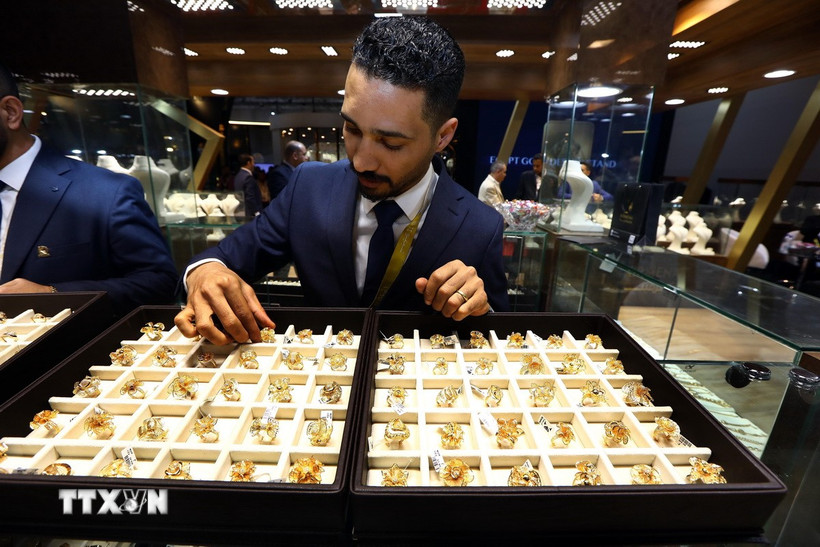 Trang sức vàng được trưng bày tại triển lãm ở Cairo, Ai Cập. (Ảnh: THX/TTXVN)