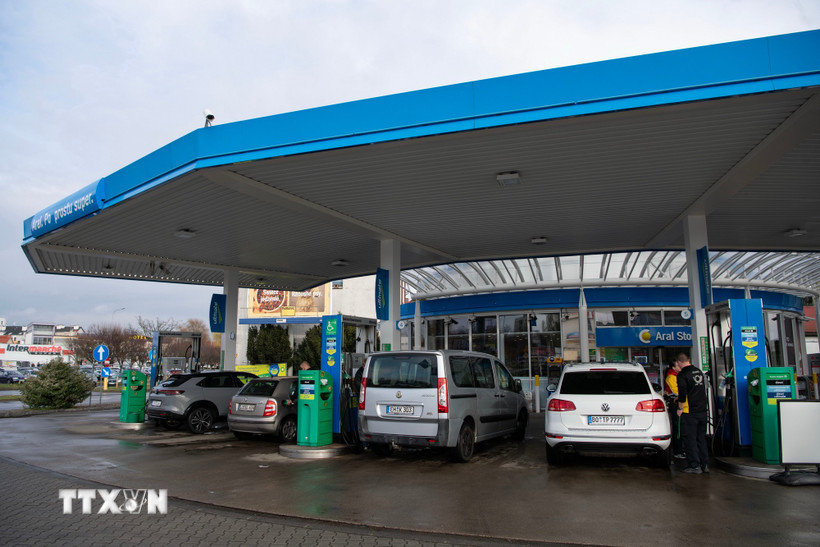 Một trạm xăng ở Slubice, Ba Lan. (Ảnh: THX/TTXVN)