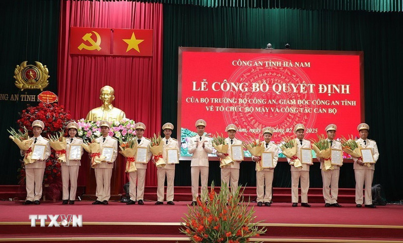 Trao Quyết định, tặng hoa chúc mừng các đồng chí lãnh đạo cấp phòng mới. (Ảnh: Thanh Tuấn/TTXVN)