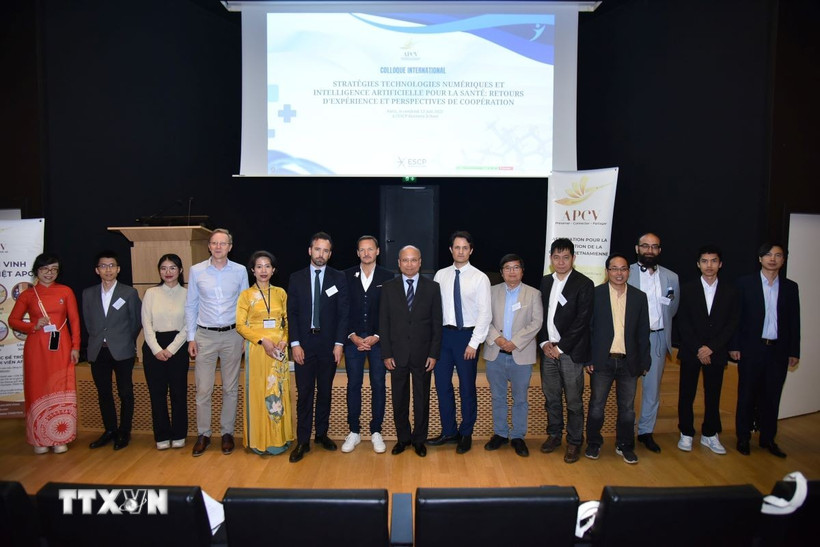 Các diễn giả tại Pháp chụp ảnh lưu niệm với Đại sứ Việt Nam tại Pháp Đinh Toàn Thắng và các đại diện của APCV, đơn vị tổ chức hội thảo. (Ảnh: Thu Hà/TTXVN)