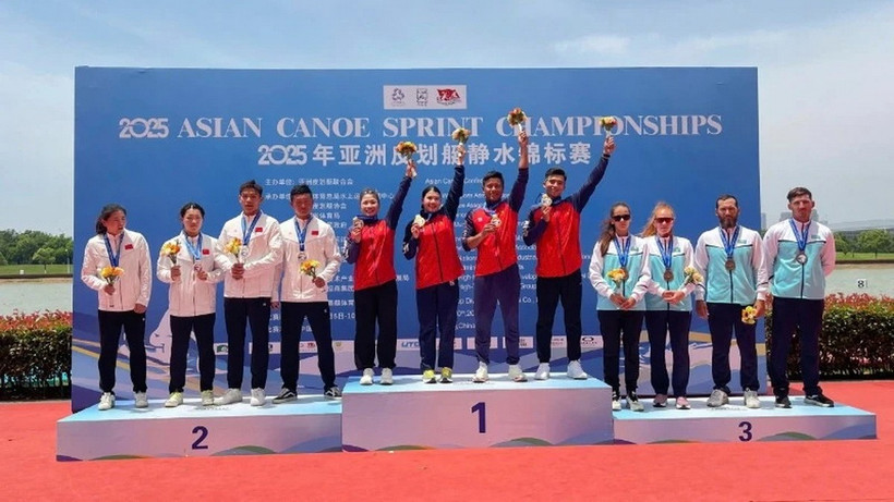 Bộ tứ Phạm Hồng Quân, Bùi Thị Yến, Ma Thị Thúy và Hiên Năm trên bục nhận huy chương vàng. (Ảnh: Báo Nhân Dân)