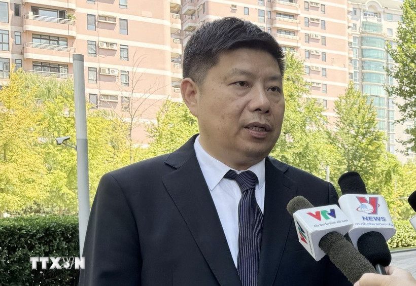 Giáo sư Hứa Lợi Bình trả lời phỏng vấn phóng viên TTXVN tại Trung Quốc. (Ảnh: Công Tuyên/TTXVN)