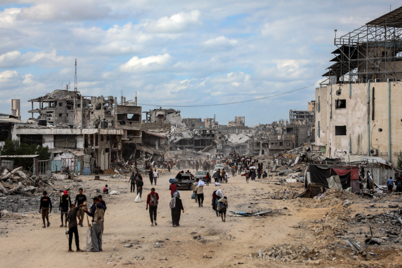 Hơn 70.000 người đã thiệt mạng ở Gaza trong hai năm xung đột với Israel Người dân Palestine tại Dải Gaza. (Ảnh: THX/TTXVN)