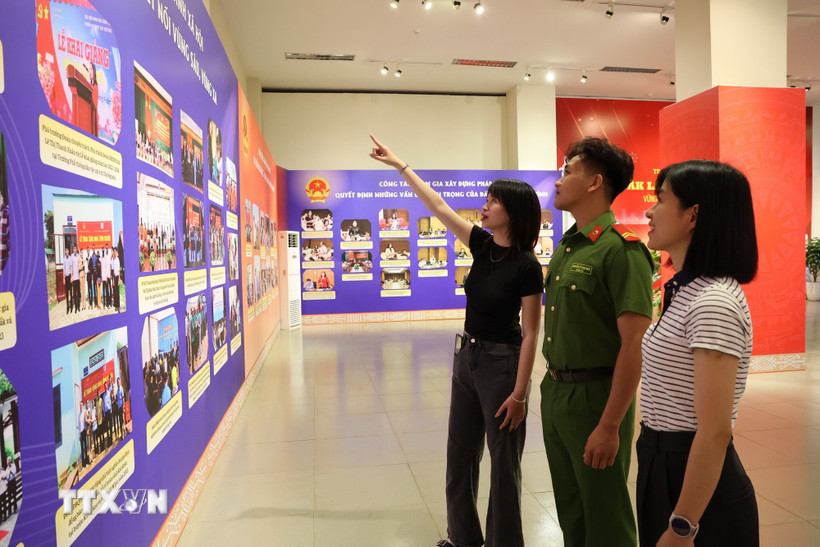 Thế hệ trẻ Đắk Lắk tìm hiểu về hành trình phát triển của Quốc hội Việt Nam qua các thời kỳ, gắn với dấu ấn của tỉnh. (Ảnh: Nguyên Dung/TTXVN)