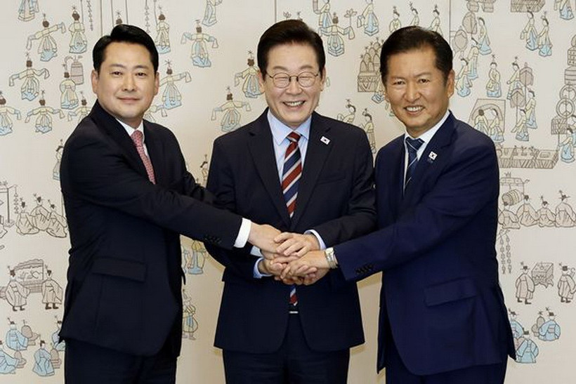 Quang cảnh cuộc gặp ba bên. (Ảnh: Yonhap)