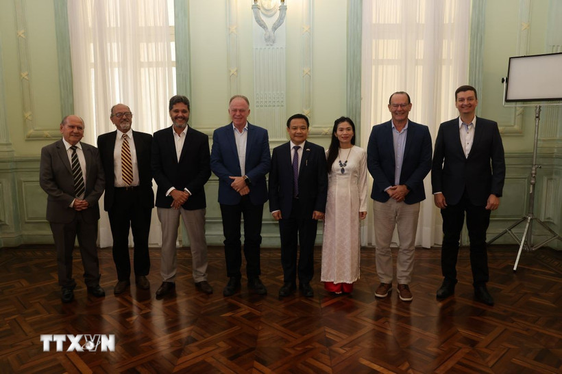 Đại sứ Việt Nam tại Brazil Bùi Văn Nghị (thứ 4, phải sang) cùng Thống đốc bang Espírito Santo, Renato Casagrande trong chuyến thăm. (Ảnh: Diệu Hương/TTXVN)