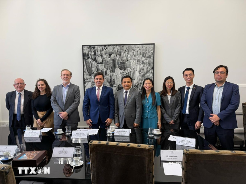 Đại sứ Việt Nam tại Brazil Bùi Văn Nghị làm việc với ông Samo Tosatti, Giám đốc Quan hệ Quốc tế bang São Paulo. (Ảnh: TTXVN phát)