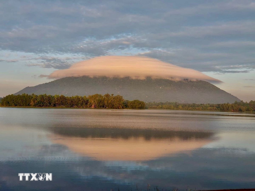 Hình ảnh "đĩa mây" trên núi Chứa Chan. (Ảnh: TTXVN phát)