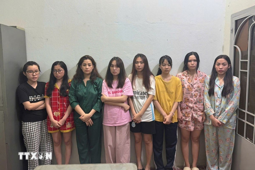 Tạm giữ các đối tượng để điều tra, làm rõ hành vi "Đánh bạc" và "Tổ chức đánh bạc", hoạt động núp bóng câu lạc bộ Poker. (Ảnh: TTXVN phát)