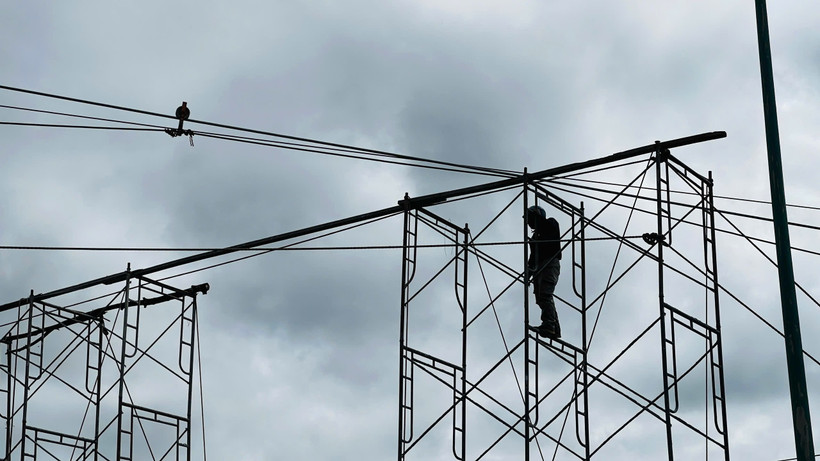 Sự cố xảy ra khi dây điện đang kéo qua đường thì giàn giáo đổ.