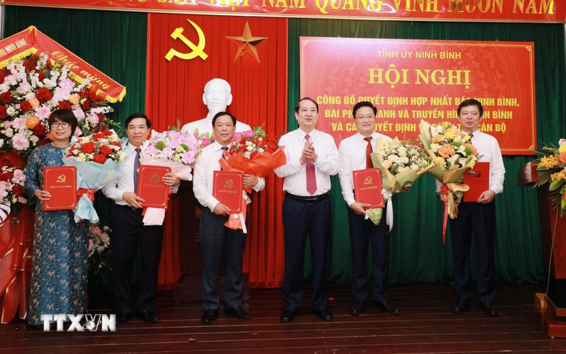 Phó Bí thư Thường trực Tỉnh ủy Ninh Bình Mai Văn Tuất trao các quyết định của Ban Thường vụ Tỉnh ủy về việc phân công và bổ nhiệm cán bộ sau hợp nhất. (Ảnh: TTXVN phát)