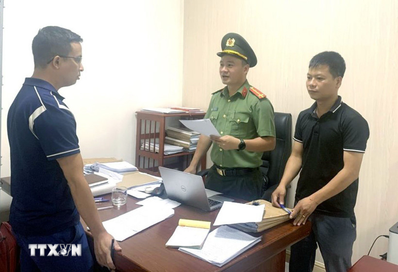 Cơ quan công an khởi tố đối tượng Nguyễn Đức Thịnh (trái). (Ảnh: TTXVN phát)