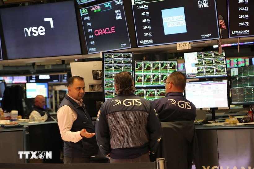 Hoạt động tại sàn giao dịch chứng khoán New York, Mỹ. (Ảnh: THX/TTXVN)